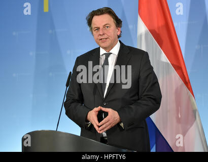 Berlin, Deutschland. 22. Februar 2017. Niederländische Außenminister Bert Koenders spricht über seine Begegnung mit seinem deutschen Kollegen Sigmar Gabriel in Berlin, Deutschland, 22. Februar 2017. Foto: Britta Pedersen/Dpa-Zentralbild/Dpa/Alamy Live News Stockfoto