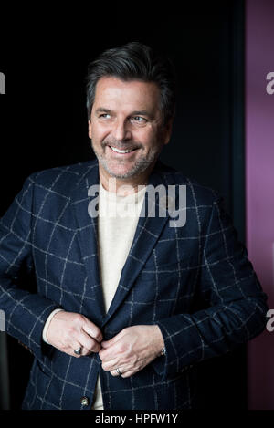 Hamburg, Deutschland. 21. Februar 2017. Der Sänger Thomas Anders als während einer Foto-Session in einem Hotel in Hamburg, Deutschland, 21. Februar 2017 gesehen. Foto: Christian Charisius/Dpa/Alamy Live News Stockfoto