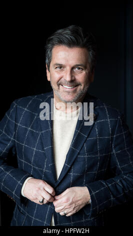 Hamburg, Deutschland. 21. Februar 2017. Der Sänger Thomas Anders als während einer Foto-Session in einem Hotel in Hamburg, Deutschland, 21. Februar 2017 gesehen. Foto: Christian Charisius/Dpa/Alamy Live News Stockfoto