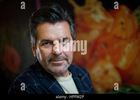 Hamburg, Deutschland. 21. Februar 2017. Der Sänger Thomas Anders als während einer Foto-Session in einem Hotel in Hamburg, Deutschland, 21. Februar 2017 gesehen. Foto: Christian Charisius/Dpa/Alamy Live News Stockfoto