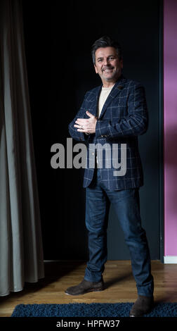 Hamburg, Deutschland. 21. Februar 2017. Der Sänger Thomas Anders als während einer Foto-Session in einem Hotel in Hamburg, Deutschland, 21. Februar 2017 gesehen. Foto: Christian Charisius/Dpa/Alamy Live News Stockfoto