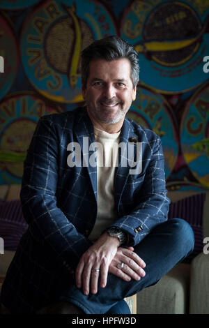 Hamburg, Deutschland. 21. Februar 2017. Der Sänger Thomas Anders als während einer Foto-Session in einem Hotel in Hamburg, Deutschland, 21. Februar 2017 gesehen. Foto: Christian Charisius/Dpa/Alamy Live News Stockfoto