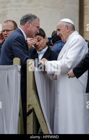 Vatikanstadt, Vatikan. 22. Februar 2017. Papst Francis grüßt amerikanischen Senator Timothy Michael Kaine (L), als er am Ende seine wöchentliche Generalaudienz in dem Petersplatz im Vatikan, Vatican geht. © Giuseppe Ciccia/Alamy Live-Nachrichten Stockfoto