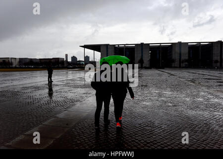 Berlin, Deutschland. 22. Februar 2017. Passanten laufen vorbei an der Paul-Loebe-Haus durch strömenden Regen in Berlin, Deutschland, 22. Februar 2017. Foto: Maurizio Gambarini/Dpa/Alamy Live News Stockfoto