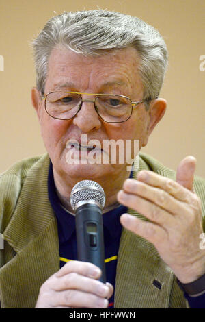 Berlin, Deutschland. 22. Februar 2017. Klaus Feldmann, langjähriger Newsreader in der DDR, gibt eine Lesung aus seinem Buch "Verhoerte Hoerer" (lt. verhört Hörer) in Berlin, Deutschland, 22. Februar 2017. Foto: Maurizio Gambarini/Dpa/Alamy Live News Stockfoto