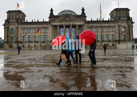 Berlin, Deutschland. 22. Februar 2017. Passanten vorbei an den Reichstag durch strömenden Regen in Berlin, Deutschland, 22. Februar 2017. Foto: Maurizio Gambarini/Dpa/Alamy Live News Stockfoto