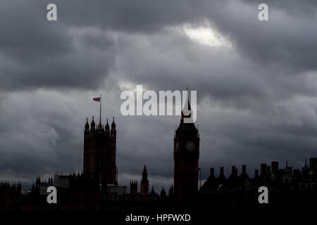 London, UK. 22. Februar 2017. Dunkle Gewitterwolken über den Houses of Parliament zu sammeln, wie Sturm Doris voraussichtlich wird am Donnerstag bringt orkanartigen Winden und Winterwetter in vielen England und Wales in Großbritannien ankommen und Schnee zu Schottland Credit: Amer Ghazzal/Alamy Live-Nachrichten Stockfoto