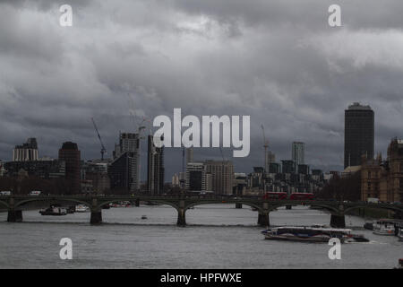 London, UK. 22. Februar 2017. Dunkle Gewitterwolken über den Houses of Parliament zu sammeln, wie Sturm Doris voraussichtlich wird am Donnerstag bringt orkanartigen Winden und Winterwetter in vielen England und Wales in Großbritannien ankommen und Schnee zu Schottland Credit: Amer Ghazzal/Alamy Live-Nachrichten Stockfoto