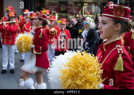 Belgrad, Serbien. 22. Februar 2017.  Majoretten und Musiker von Herceg Novi (Montenegro) nehmen Teil an der Parade in der Innenstadt in der Knez Mihailova Straße zu Ehren des Festes, das die Blüte von Mimosen an der adriatischen Küste feiert das Ende des Winters und der Beginn der Frühjahrssaison markiert. Bildnachweis: Bratislav Stefanovic/Alamy Live-Nachrichten Stockfoto