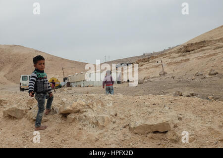 Westjordanland, Israel. 22. Februar 2017. Beduinen-Kinder spielen im Freien. Einige 6.000 West Bank Jahalin-Beduinen stehen vor einer ungewissen Zukunft unter Androhung der Räumung von Land, das sie durchstreifen zwischen Ost-Jerusalem und im Jordan-Tal nördlich von Jericho umgesiedelt werden. Die Jahalin haben ihren Fall vor israelischen Gerichten seit 2011 debattiert. Stockfoto