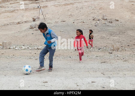 Westjordanland, Israel. 22. Februar 2017. Beduinen-Kinder spielen im Freien. Einige 6.000 West Bank Jahalin-Beduinen stehen vor einer ungewissen Zukunft unter Androhung der Räumung von Land, das sie durchstreifen zwischen Ost-Jerusalem und im Jordan-Tal nördlich von Jericho umgesiedelt werden. Die Jahalin haben ihren Fall vor israelischen Gerichten seit 2011 debattiert. Stockfoto