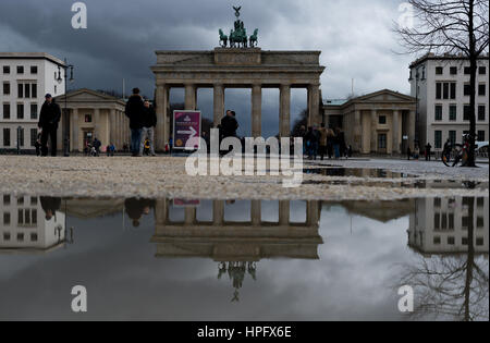 Berlin, Deutschland. 22. Februar 2017. Das Brandenburger Tor reflektierte in einer Pfütze in nach einem Regenschauer in Berlin, Deutschland, 22. Februar 2017 ersichtlich. Foto: Monika Skolimowska/Dpa/Alamy Live News Stockfoto