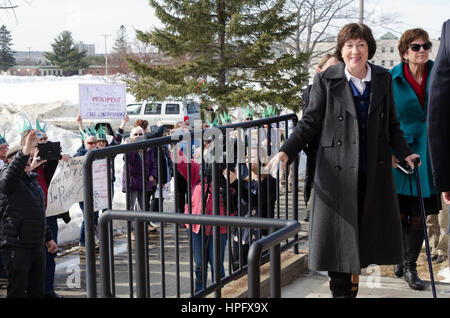 Bangor, Maine, USA. 22. Februar 2017. Senator Susan Collins (R-Maine) sieht sich Demonstranten vor dem Büro von Maine Public Broadcasting. Bildnachweis: Jennifer Booher/Alamy Live-Nachrichten Stockfoto