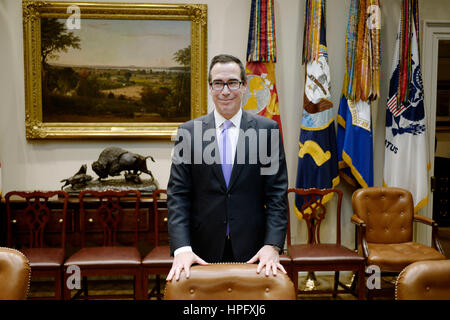 Washington DC, USA. 22. Februar 2017. Vereinigte Staaten Minister fuer dem Fiskus Steve Mnuchin steht hinter seinem Stuhl im Roosevelt Room des weißen Hauses in Washington, DC vor einem Treffen mit uns Präsident Donald J. Trump, den Bundeshaushalt auf 22. Februar 2017 in Washington, DC zu diskutieren. Bildnachweis: Olivier Douliery/Pool über CNP/MediaPunch/Alamy Live News Stockfoto