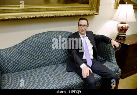 Washington DC, USA. 22. Februar 2017. Vereinigte Staaten Minister fuer dem Fiskus Steve Mnuchin sitzt auf einer Couch im Roosevelt Room des weißen Hauses in Washington, DC vor einem Treffen mit uns Präsident Donald J. Trump, den Bundeshaushalt auf 22. Februar 2017 in Washington, DC zu diskutieren. Bildnachweis: Olivier Douliery/Pool über CNP/MediaPunch/Alamy Live News Stockfoto