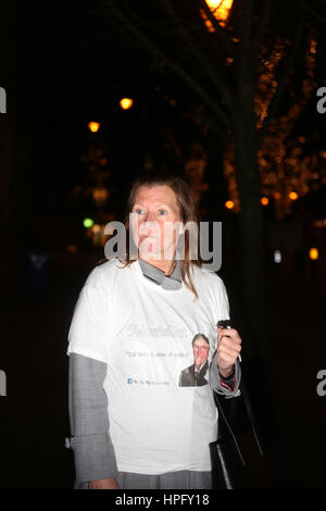 Bolton, UK. 22. Februar 2017. Eine Frau trägt ein Shirt mit "#Morris," außerhalb der Rathaus, Bolton, 22. Februar 2017-Kredit geschrieben: Barbara Koch/Alamy Live News Stockfoto