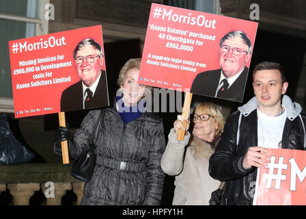 Bolton, UK. 22. Februar 2017. Demonstranten halten "Morris Out" Plakate außerhalb Rathaus, Bolton, 22. Februar 2017-Credit: Barbara Koch/Alamy Live News Stockfoto