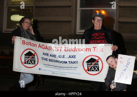 Bolton, UK. 22. Februar 2017. Bolton gegen die Schlafzimmer-Steuer protestieren vor dem Rathaus, Bolton, 22. Februar 2017 Credit: Barbara Koch/Alamy Live News Stockfoto