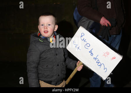 Bolton, UK. 22. Februar 2017. Ein kleiner Junge mit einer handgeschriebenen Zeichen, das "Schlafzimmer-Steuer" liest außerhalb der Rathaus, Bolton, 22. Februar 2017-Kredit: Barbara Koch/Alamy Live News Stockfoto