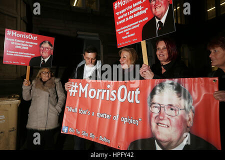 Bolton, UK. 22. Februar 2017. ! Morris Out "Demonstranten Stand mit einem Banner außerhalb Rathaus, Bolton, 22. Februar 2017-Credit: Barbara Koch/Alamy Live News Stockfoto