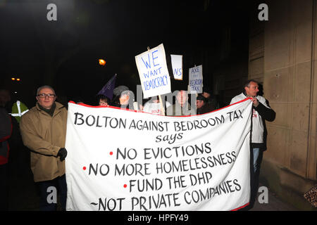 Bolton, UK. 22. Februar 2017. Schlafzimmer Steuern Demonstranten beitreten "Morris Out" Demonstranten außerhalb Rathaus, Bolton, 22. Februar 2017-Credit: Barbara Koch/Alamy Live News Stockfoto