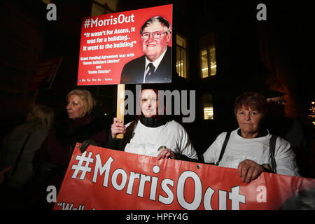 Bolton, UK. 22. Februar 2017. "Morris Out" Demonstranten Stand mit Plakat und Banner, das Rathaus, Bolton, 22. Februar 2017 Credit: Barbara Koch/Alamy Live News Stockfoto