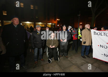 Bolton, UK. 22. Februar 2017. Demonstranten versammelten sich vor das Rathaus, Bolton, 22. Februar 2017-Credit: Barbara Koch/Alamy Live News Stockfoto