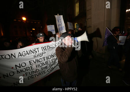 Bolton, UK. 22. Februar 2017. Ein Mann nutzt ein Megaphon außerhalb Rathaus, Bolton, 22. Februar 2017-Credit: Barbara Koch/Alamy Live News Stockfoto