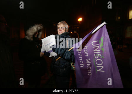 Bolton, UK. 22. Februar 2017. Ein Aktivist hält ein Unisono Anschluß-Markierungsfahne außerhalb Rathaus, Bolton, 22. Februar 2017-Credit: Barbara Koch/Alamy Live News Stockfoto