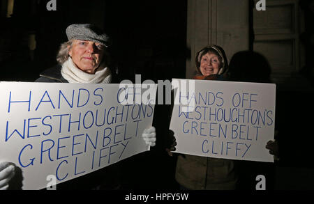 Bolton, UK. 22. Februar 2017. zwei Frauen standen mit Zeichen, die "Hände weg von Westhoughtons Green Belt Cliffy" außerhalb der Rathaus, Bolton, 22. Februar 2017-Kredit lesen: Barbara Koch/Alamy Live News Stockfoto