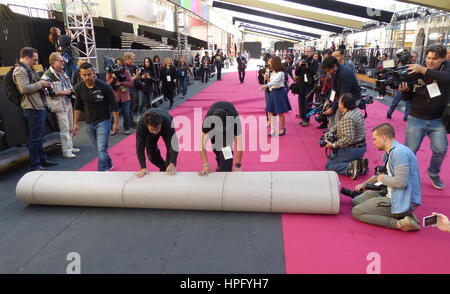 Los Angeles, USA. 22. Februar 2017. Männer sind den roten Teppich in die Vorbereitungen für die Oscar-Verleihung in Los Angeles, USA, 22. Februar 2017 Rollen. Dutzende von Kamerateams und Fotografen haben den "Roll Out" gefolgt. Auf fast 300 Meter lange und eine gute zehn Meter breite, Teppich deckt einen Teil der sonst belebten Hollywood Boulevard. 89. Academy Awards stattfinden am 26. Februar 2017. Foto: Barbara Munker/Dpa/Alamy Live News Stockfoto