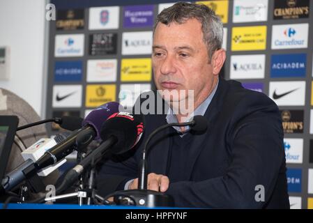 30. April 2015: Mircea Rednic der Trainer der Petrolul Ploiesti bei der Pressekonferenz am Ende der Liga I Rumänien Fußballspiel zwischen FC Petrolul Ploiesti ROU und AFC Astra Giurgiu ROU an "Ilie Oana" Stadion, Ploiesti, Ploiesti, Rumänien ROU. Foto: Catalin Soare Stockfoto