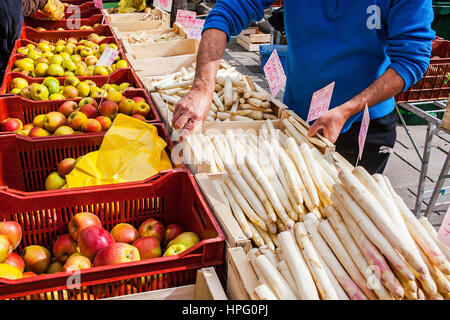 Wochenmarkt im Ort Saint-Aubin, mittelalterliche Stadt, Guerande, Loire-Atlantique, Frankreich Stockfoto