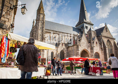 Wochenmarkt im Ort Saint-Aubin, im Hintergrund, die Stiftskirche von Saint-Aubin, mittelalterliche Stadt, Guerande, Loire-Atlantique, Frankreich Stockfoto