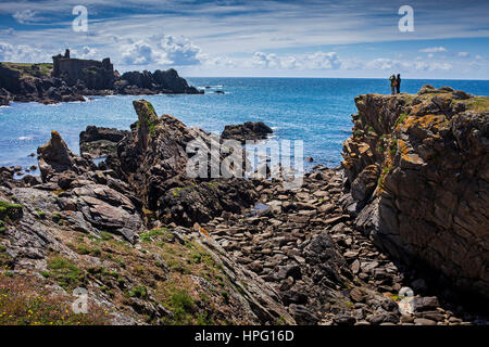 Wild Coast, im Hintergrund die alte Burg, Ile d' Yeu, Vendee, Frankreich Stockfoto