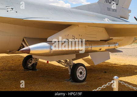 F-16 Kämpfer mit inerten B61 Atombomben im National Museum of Nuclear Science & Geschichte geladen Stockfoto