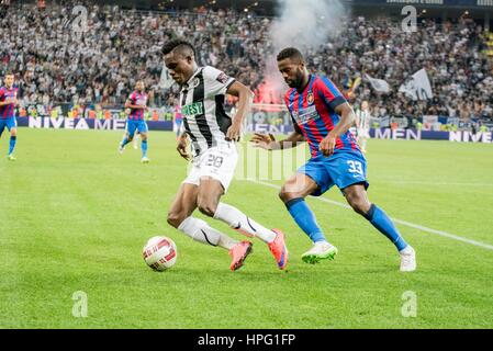 31. Mai 2015: Fernando Varela #33 FCSB und Justin Mengolo #28 von U Cluj-Napoca in Aktion während der Cupa Romaniei Timisoreana 2014-2015 Finale (Rumänien Timisoreana Pokalfinale) Spiel zwischen FC Universitatea Cluj ROU und FC Steaua Bukarest ROU in National Arena, Bukarest, Rumänien ROU. Foto: Catalin Soare Stockfoto