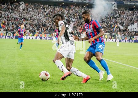 31. Mai 2015: Fernando Varela #33 FCSB und Justin Mengolo #28 von U Cluj-Napoca in Aktion während der Cupa Romaniei Timisoreana 2014-2015 Finale (Rumänien Timisoreana Pokalfinale) Spiel zwischen FC Universitatea Cluj ROU und FC Steaua Bukarest ROU in National Arena, Bukarest, Rumänien ROU. Foto: Catalin Soare Stockfoto