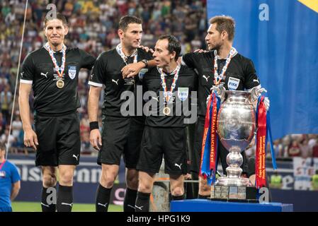 31. Mai 2015: Die Schiedsrichter-Team am Ende des Finals Cupa Romaniei Timisoreana 2014-2015 (Rumänien Timisoreana Pokalfinale) Spiel zwischen FC Universitatea Cluj ROU und FC Steaua Bukarest ROU in National Arena, Bukarest, Rumänien ROU. Foto: Catalin Soare Stockfoto