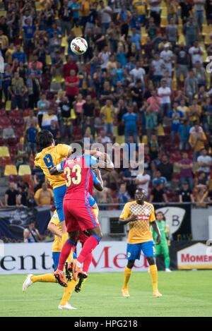 11. Juli 2015: Sofian Moussa #9 Petrolul Ploiesti und Fernando Varela #33 von FCSB in Aktion während der Fußball-Liga-Profesionista de Fotbal Rumänien LPF - FC Steaua Bukarest gegen FC Petrolul Ploiesti am National Arena, Bukarest, Rumänien ROU. Foto: Catalin Soare Stockfoto