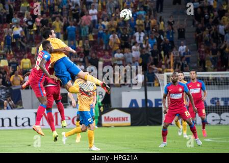 11. Juli 2015: Sofian Moussa #9 Petrolul Ploiesti und Fernando Varela #33 von FCSB in Aktion während der Fußball-Liga-Profesionista de Fotbal Rumänien LPF - FC Steaua Bukarest gegen FC Petrolul Ploiesti am National Arena, Bukarest, Rumänien ROU. Foto: Catalin Soare Stockfoto