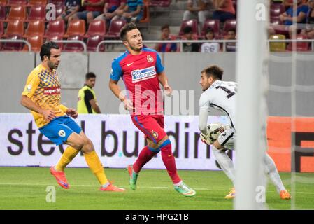 11. Juli 2015: Sofian Moussa #9 Petrolul Ploiesti und Alin Tosca #13 von FCSB in Aktion während der Fußball-Liga-Profesionista de Fotbal Rumänien LPF - FC Steaua Bukarest gegen FC Petrolul Ploiesti am National Arena, Bukarest, Rumänien ROU. Foto: Catalin Soare Stockfoto