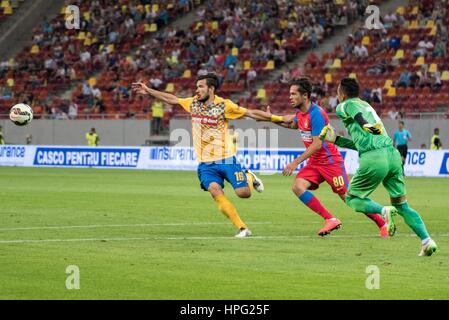 11. Juli 2015: Sofian Moussa #9 Petrolul Ploiesti und Gabriel Iancu #80 von FCSB in Aktion während der Fußball-Liga-Profesionista de Fotbal Rumänien LPF - FC Steaua Bukarest gegen FC Petrolul Ploiesti am National Arena, Bukarest, Rumänien ROU. Foto: Catalin Soare Stockfoto