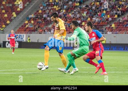 11. Juli 2015: Sofian Moussa #9 Petrolul Ploiesti und Gabriel Iancu #80 von FCSB in Aktion während der Fußball-Liga-Profesionista de Fotbal Rumänien LPF - FC Steaua Bukarest gegen FC Petrolul Ploiesti am National Arena, Bukarest, Rumänien ROU. Foto: Catalin Soare Stockfoto