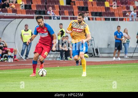 11. Juli 2015: Gabriel Iancu #80 von FCSB und Adrian Ropotan #8 der Petrolul Ploiesti in Aktion während der Fußball-Liga-Profesionista de Fotbal Rumänien LPF - FC Steaua Bukarest gegen FC Petrolul Ploiesti am National Arena, Bukarest, Rumänien ROU. Foto: Catalin Soare Stockfoto