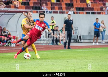 11. Juli 2015: Gabriel Iancu #80 von FCSB und Adrian Ropotan #8 der Petrolul Ploiesti in Aktion während der Fußball-Liga-Profesionista de Fotbal Rumänien LPF - FC Steaua Bukarest gegen FC Petrolul Ploiesti am National Arena, Bukarest, Rumänien ROU. Foto: Catalin Soare Stockfoto