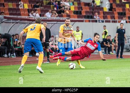 11. Juli 2015: Gabriel Iancu #80 von FCSB und Adrian Ropotan #8 der Petrolul Ploiesti in Aktion während der Fußball-Liga-Profesionista de Fotbal Rumänien LPF - FC Steaua Bukarest gegen FC Petrolul Ploiesti am National Arena, Bukarest, Rumänien ROU. Foto: Catalin Soare Stockfoto