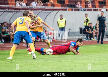 11. Juli 2015: Gabriel Iancu #80 von FCSB und Adrian Ropotan #8 der Petrolul Ploiesti in Aktion während der Fußball-Liga-Profesionista de Fotbal Rumänien LPF - FC Steaua Bukarest gegen FC Petrolul Ploiesti am National Arena, Bukarest, Rumänien ROU. Foto: Catalin Soare Stockfoto