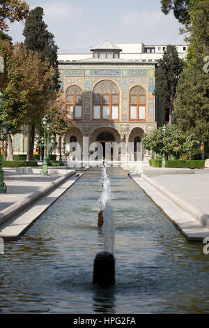 Wasserspiele vor Salam (Rezeption) Hall (Talar-e Salam) in Golestan Palast, Teheran, Iran Stockfoto