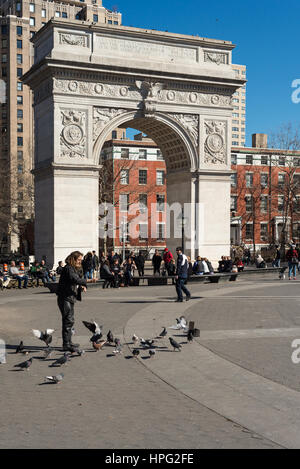 Ein Mann spielt mit Tauben im Washington Square Park in New York City, New York, USA Stockfoto